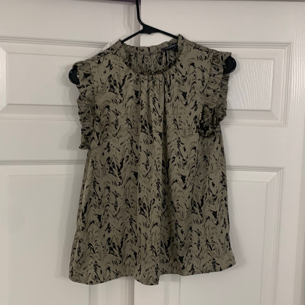 Sleeveless flutter sleeve blouse size small. Grade and gather brand